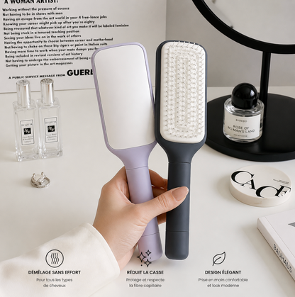 Femme qui tient une brosse à cheveux rose et une brosse à cheveux noire