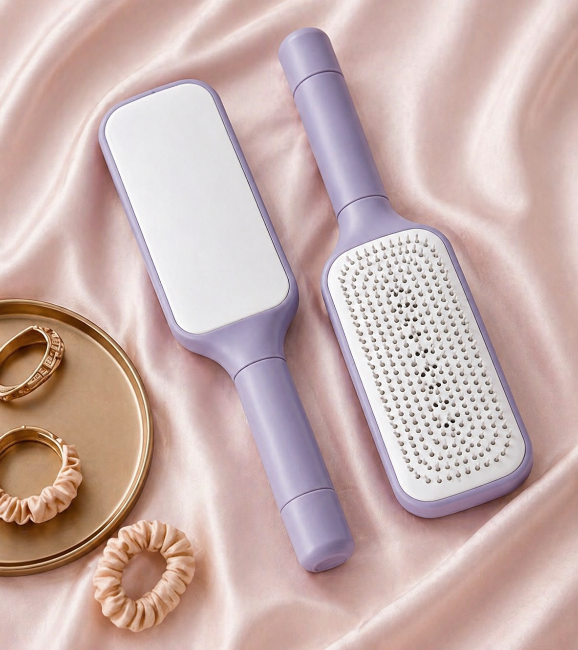 Brosse à cheveux rose sur de la soie